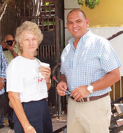 Minister Oduber greets a loyal vacationer from Canada.jpg