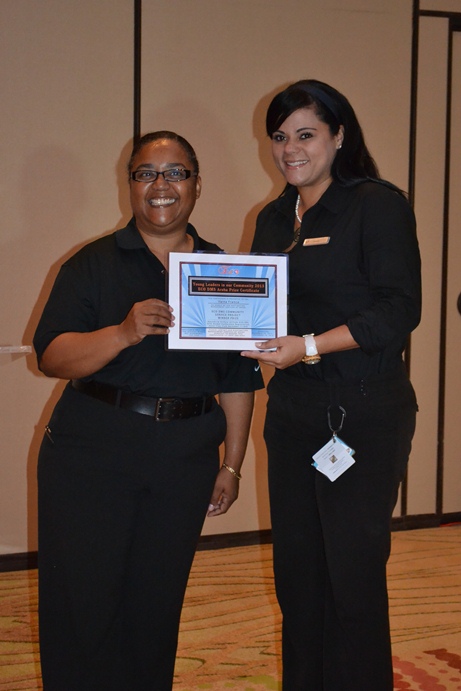 Elsie Ramirez of ECO hands winner Ilaina Franco Franka of the Aruba Marriott the Young Professional Award.JPG