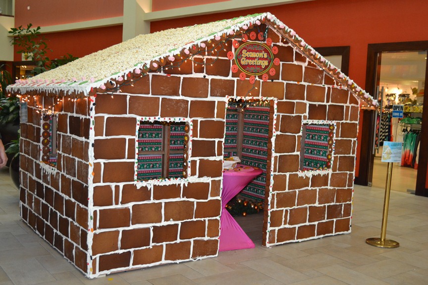 Gingerbread house at the Aruba Marriott.JPG