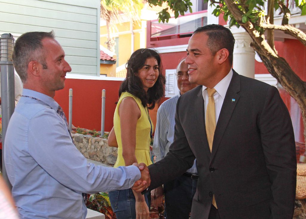 Glen-Goddijn-welcomes-Minister-Croes.jpg