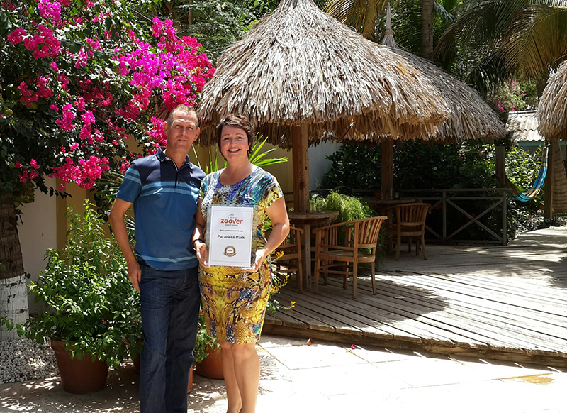 Deborah and henk posing with Zoover award 2014.jpg