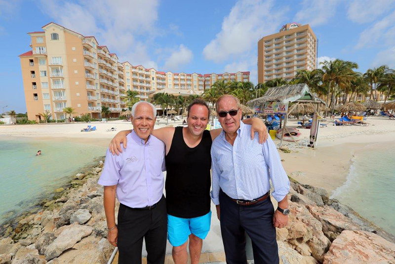 Famous-Dutch-Singer-and-TV-personality-on-vacation-in-Aruba-02.jpg