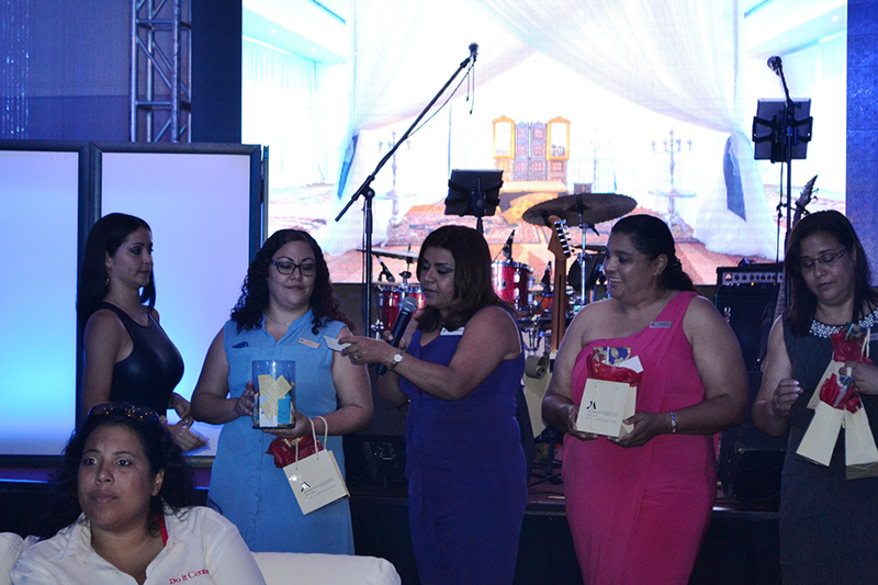 Chela de Lannoy (Sr Sales Manager) hunto cu Sales y Reservations Team.JPG