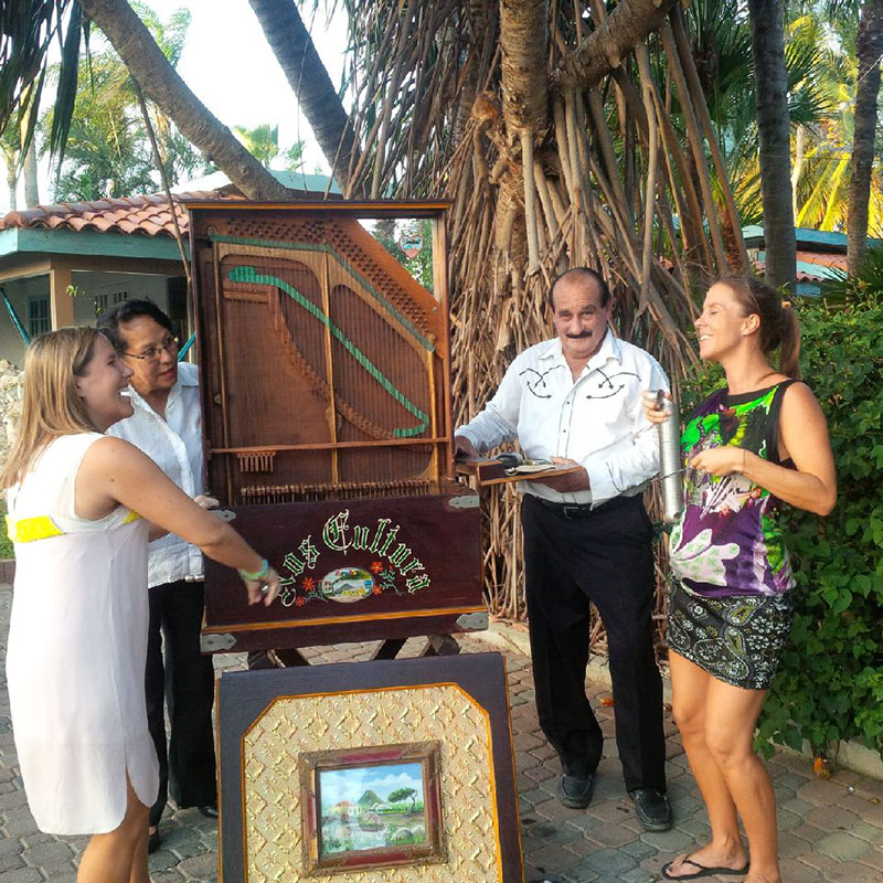 Boardwalk owners Kimberly and Stephanie with caha di orgel.jpg