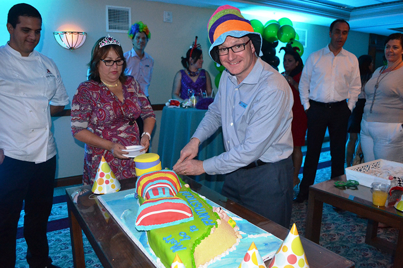 Matt-Knights-cutting-his-farewell-cake.jpg