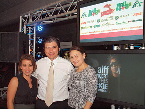Jonathan with Paseo GM Valerie and Marketing Mgr Candy (1).jpg